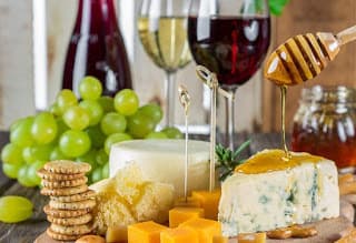 Il formaggio fa male? Il cacao fa bene? Leggiamo tutto e il contrario di tutto. Ma è la domanda a essere sbagliata